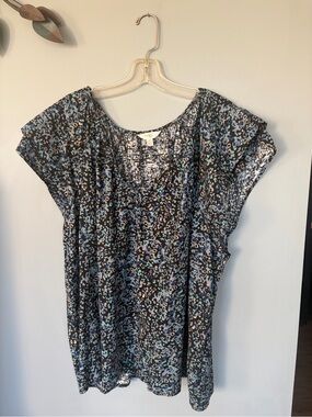 Terra & Sky Black Short Sleeve Floral-Pattern Tee with Blue Accents